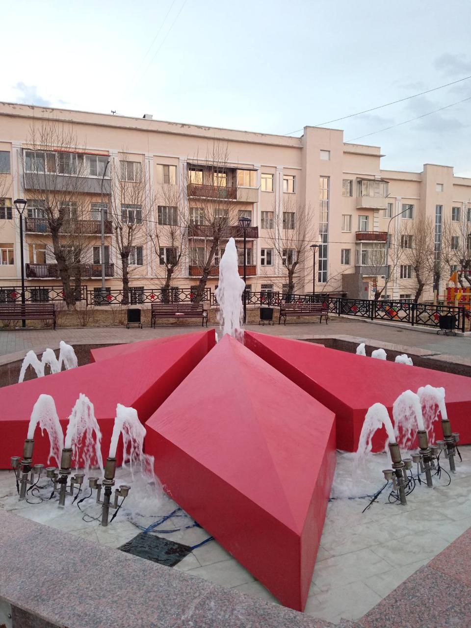 Фото В честь первомайского праздника в Улан-Удэ заработали фонтаны (ВИДЕО)