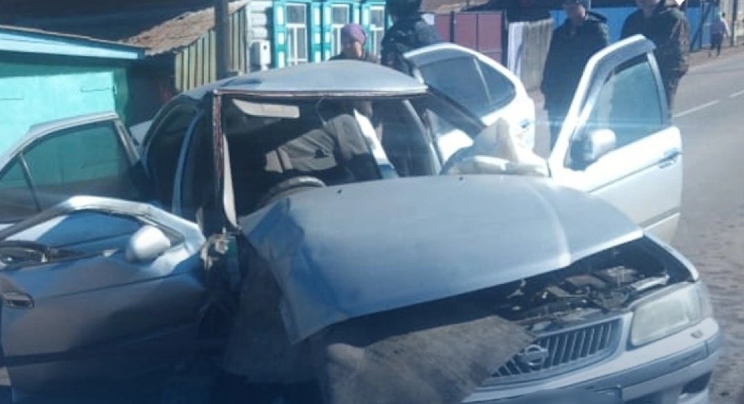 Фото В районе Бурятии водитель получил травмы при столкновении с электроопорой