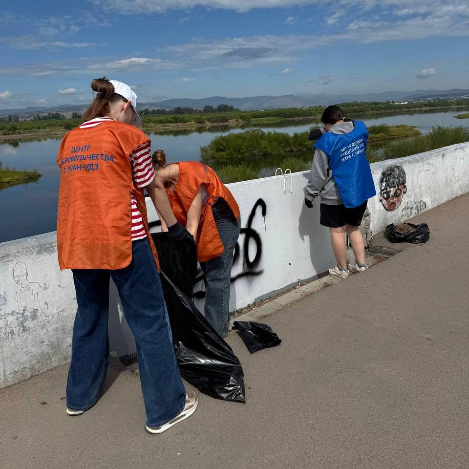 Фото В Улан-Удэ молодёжный трудовой отряд мэра навёл порядок на улице Куйбышева