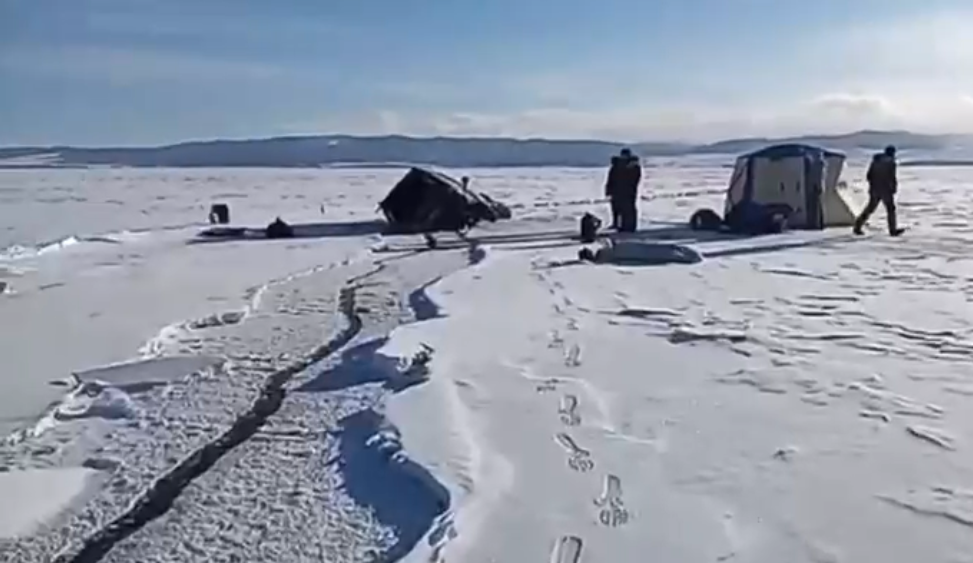 Фото В трещину на льду Байкала провалился автомобиль (ВИДЕО)