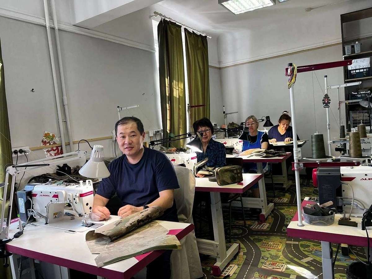 Фото Начальник аппарата Народного Хурала вместе с волонтерами шьет амуницию бойцам