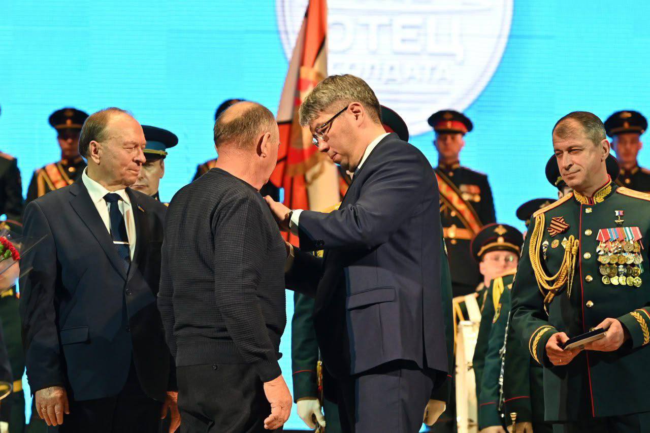 Фото Отец погибшего на СВО бойца Семен Бекетов награжден медалью общественного признания