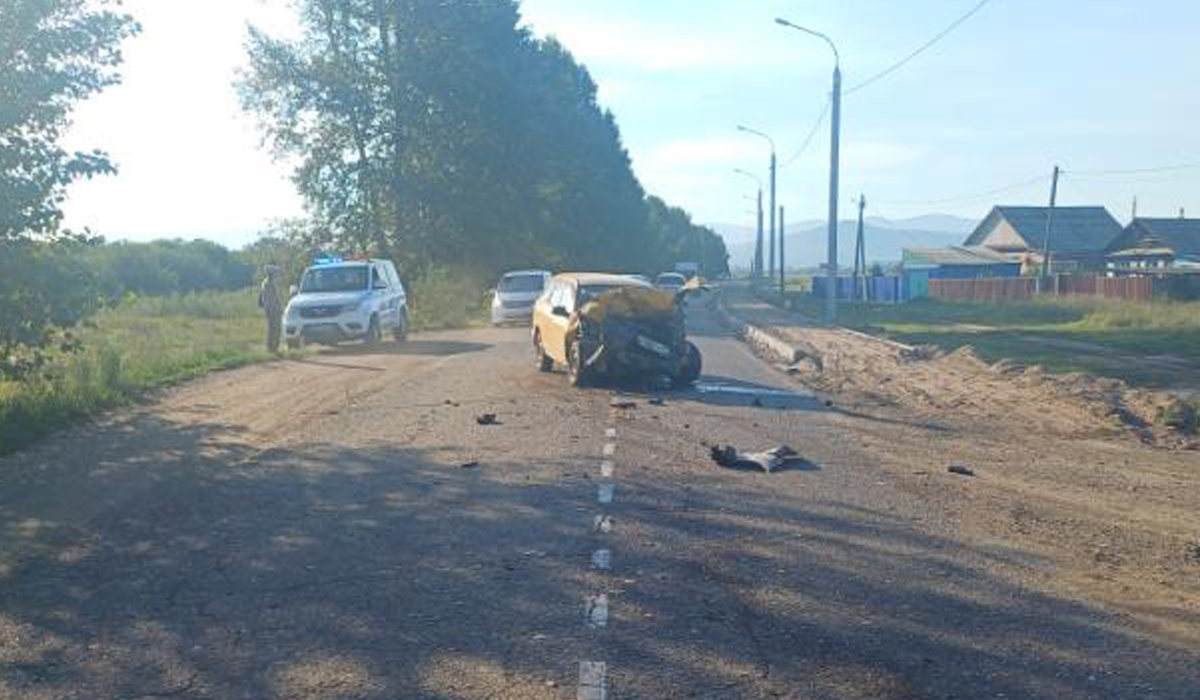 Фото В Бурятии водитель иномарки врезался во впереди идущий трактор