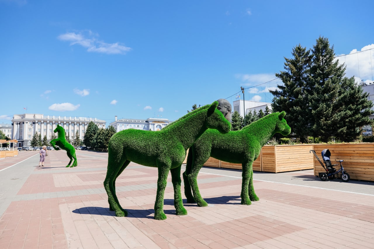 Фото На главную площадь Улан-Удэ «прискакали» зеленые лошади