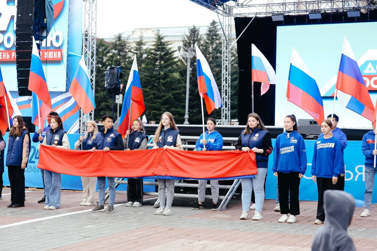 В День России волонтеры развернули огромный российский триколор |  13.06.2024 | Новости Улан-Удэ - БезФормата