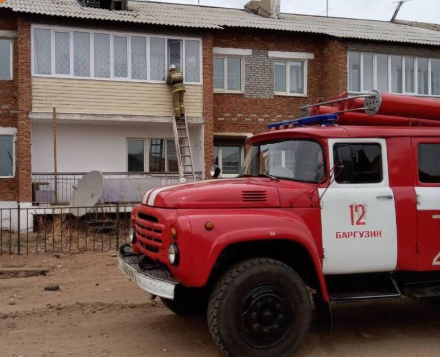 Фото В Бурятии пожарные помогли закрытым в квартире маленьким детям и их матери