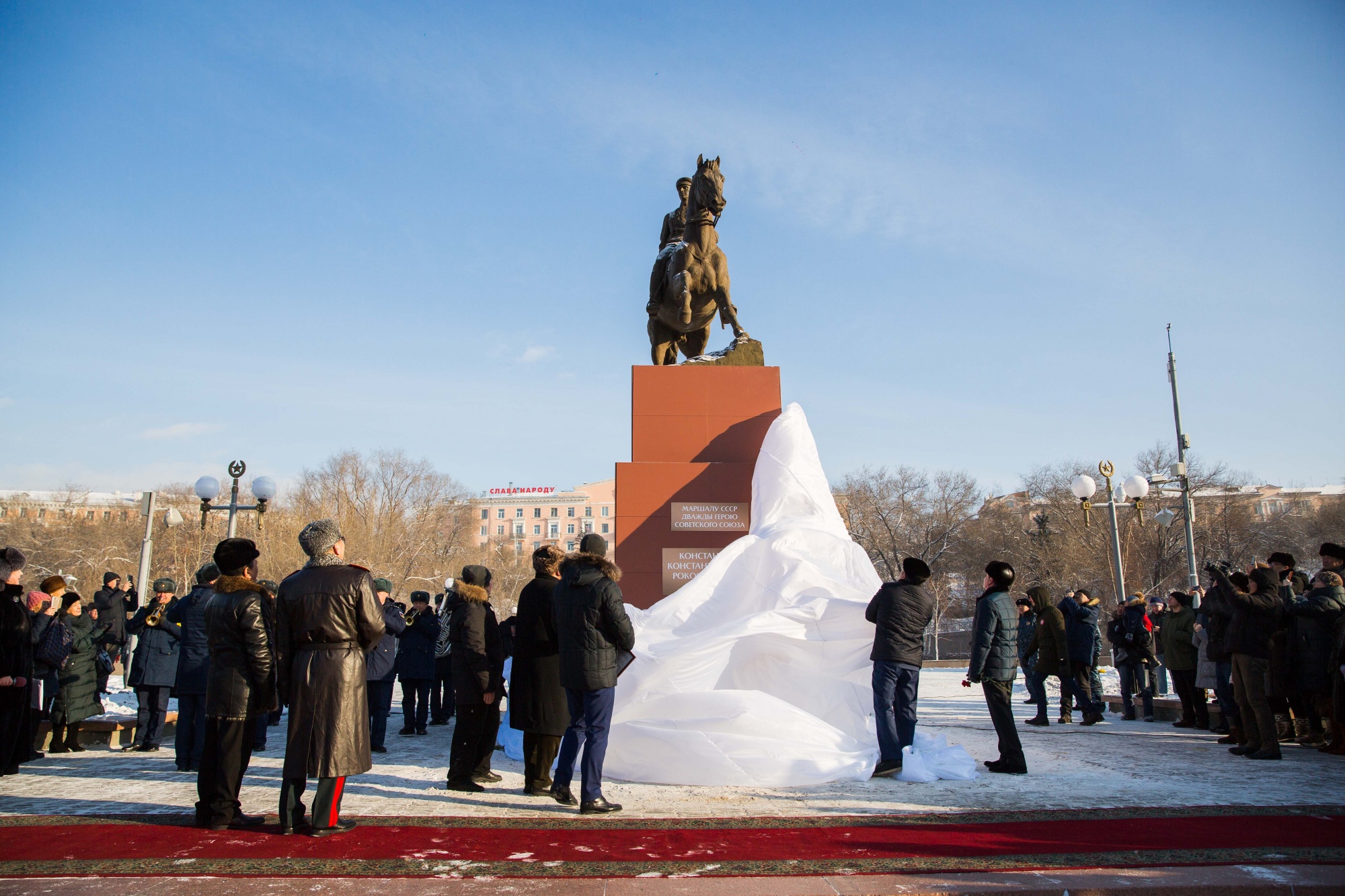 Фото Памятник Рокоссовскому открыли в Улан-Удэ