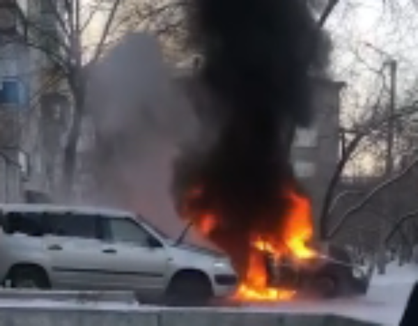 Фото В Улан-Удэ водитель получил ожоги, пытаясь потушить автомобиль