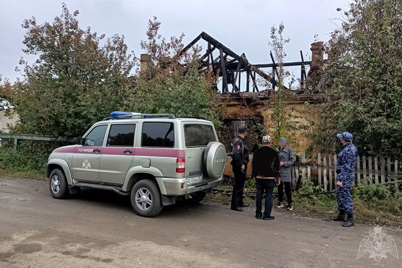 Фото В Бурятии росгвардейцы спасли жильцов из горящего дома