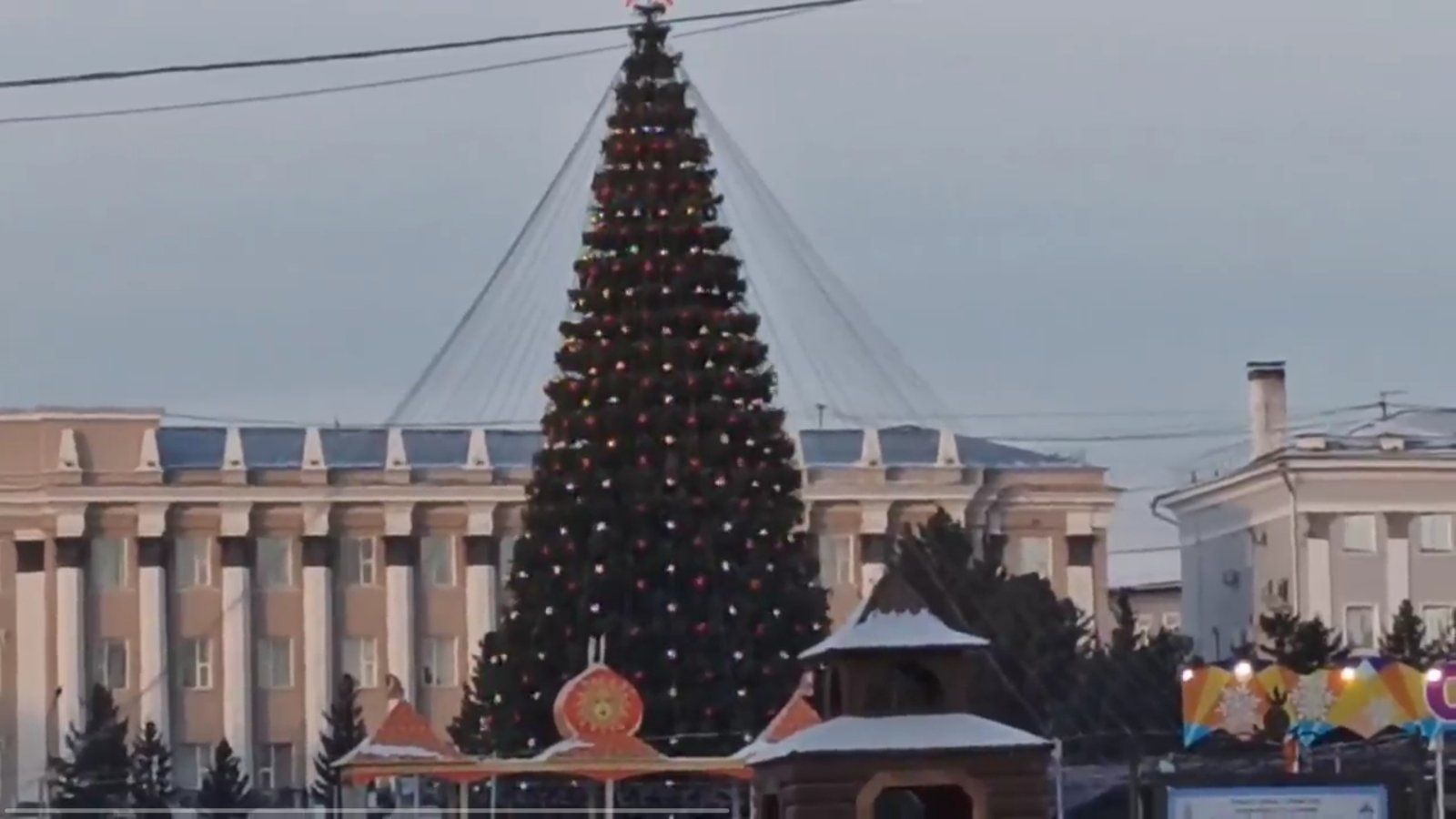 Фото  После осмотра мэром Улан-Удэ новогодней елки в центре города погас свет