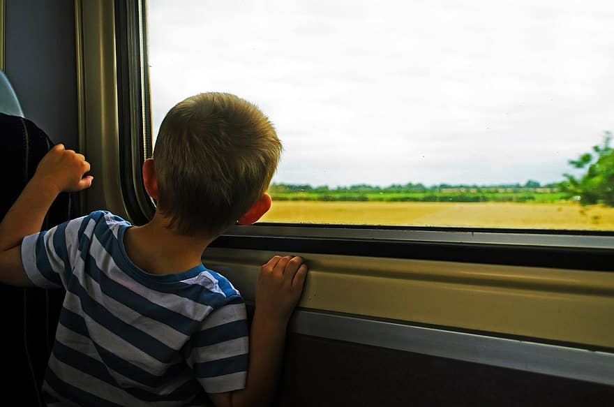 Фото Дети до 7 лет получили право на бесплатный проезд в пригородных поездах 