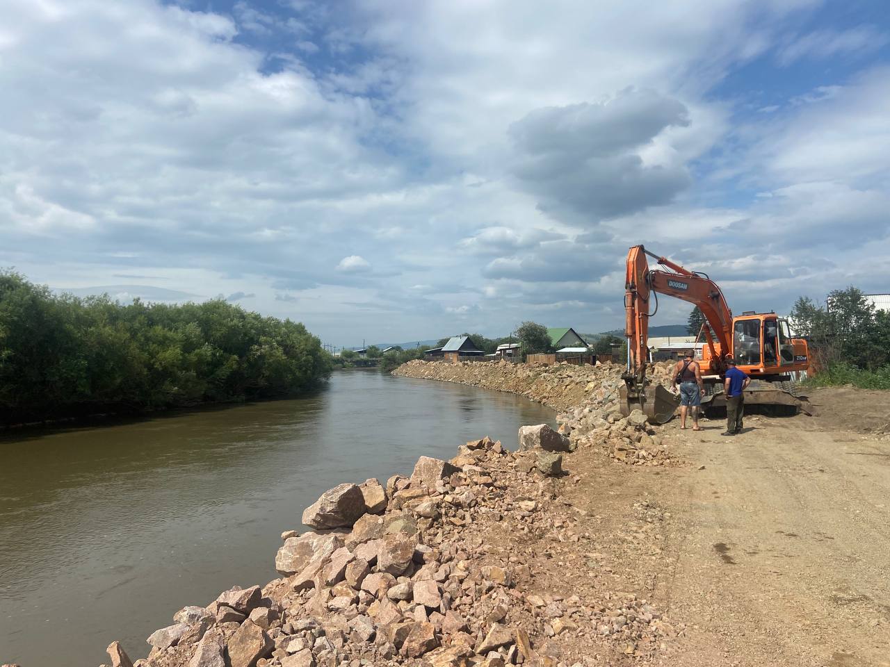 Фото Уровень воды в реке Селенга в Улан-Удэ продолжает расти