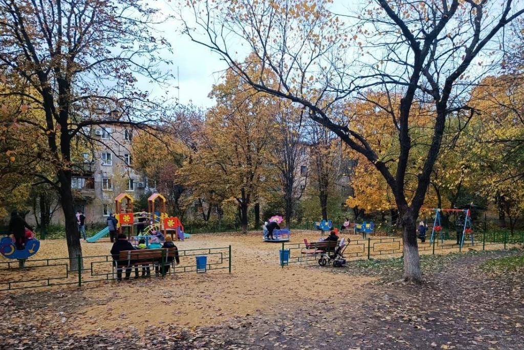 Фото Бурятия помогла установить три детские площадки в Старобешевском районе ДНР 