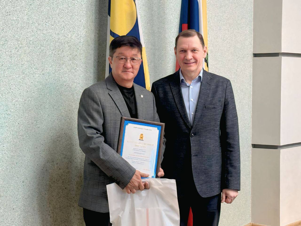 Фото Мэр Улан-Удэ вручил благодарственное письмо водителю 