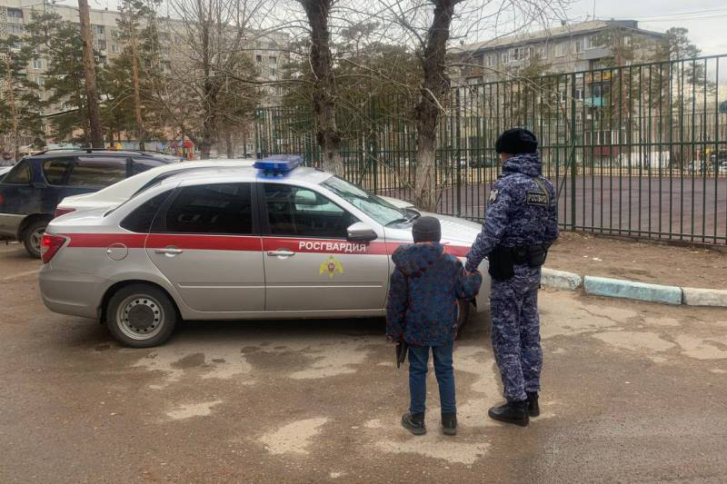 Фото В Улан-Удэ росгвардейцы вернули сбежавшего из дома ребенка