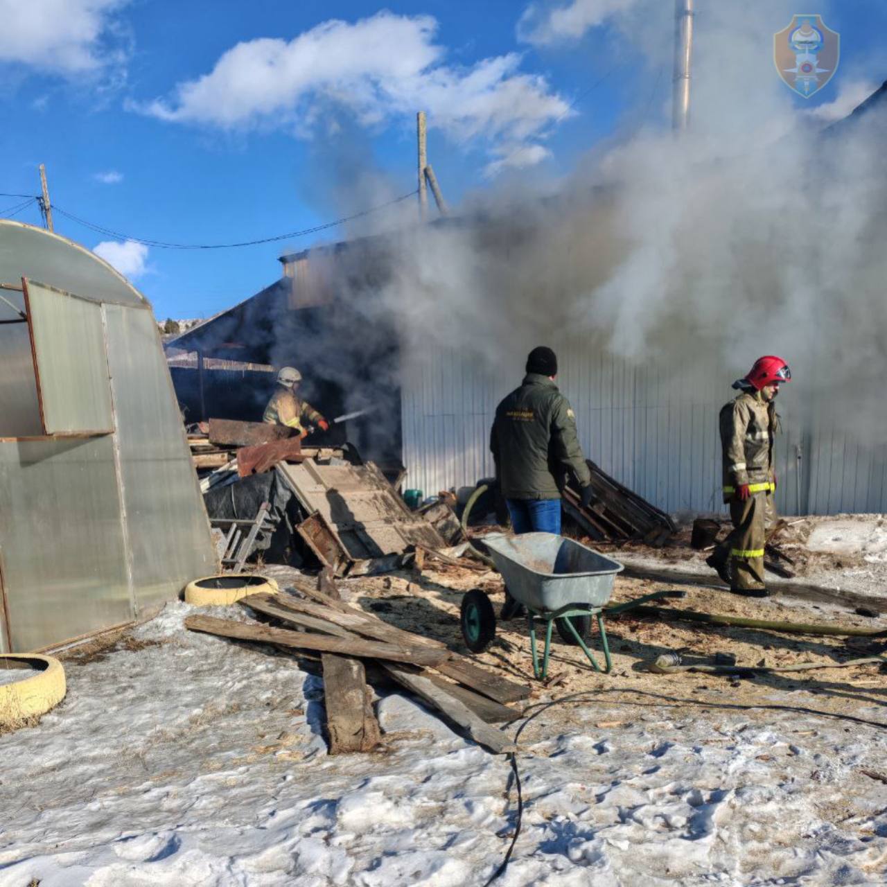 Фото Гараж и дом едва не сгорели в Кяхтинском районе Бурятии