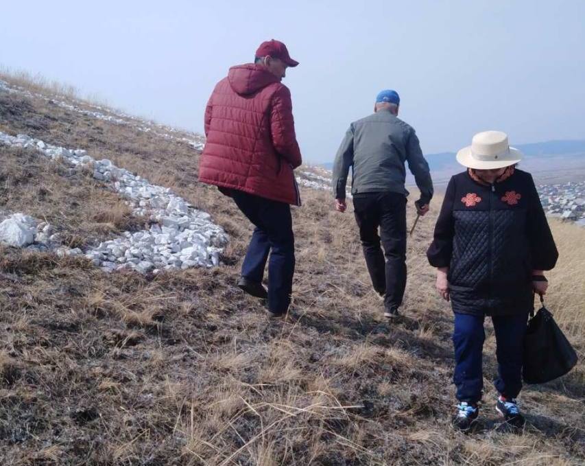 Фото В селе Бурятии начались работы по установке мантры на горе
