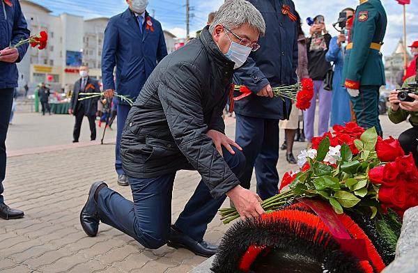 Фото Глава Бурятии возложил цветы к Вечному огню на мемориале Победы (ФОТО)