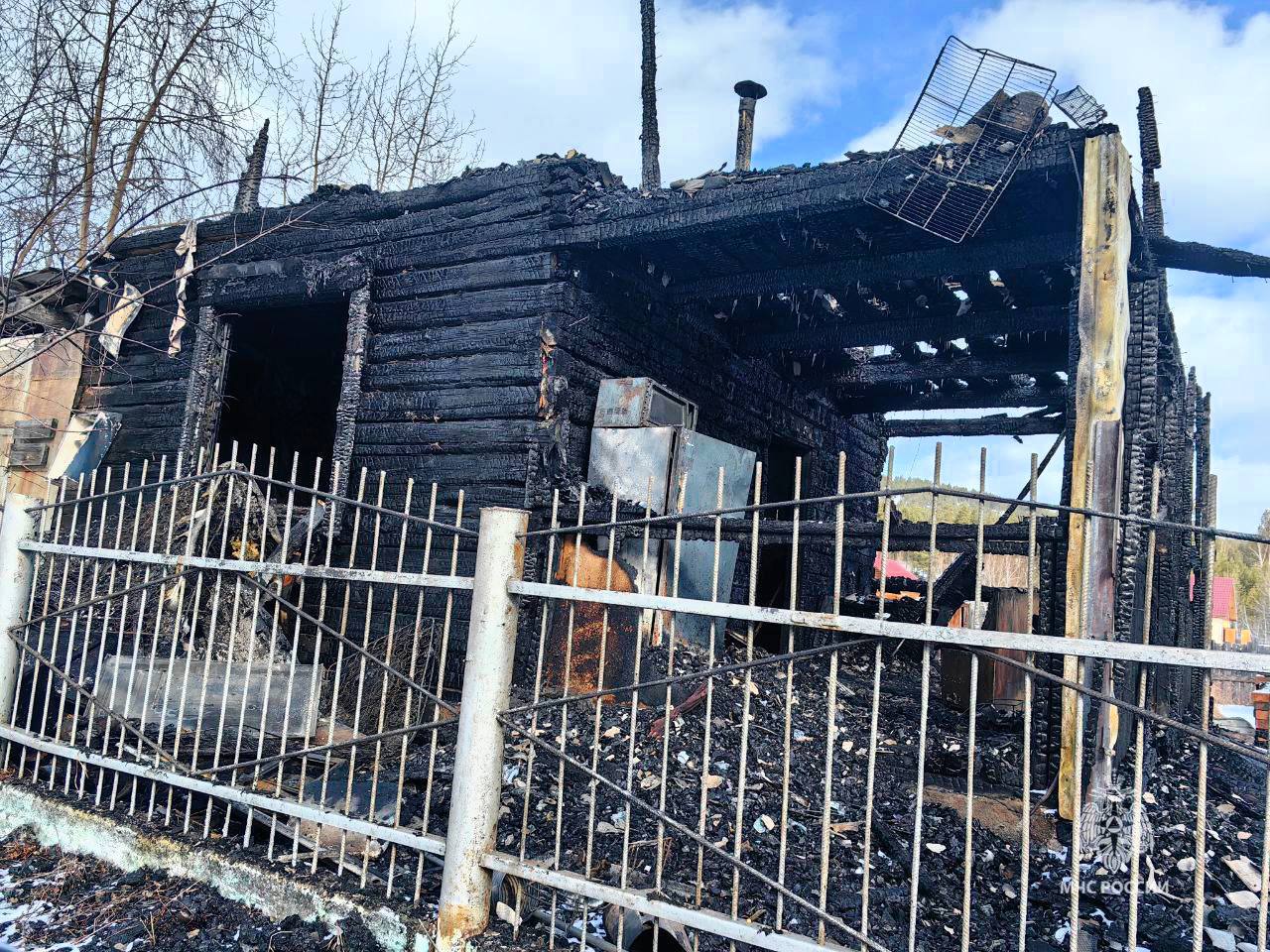 Фото Храбрая девочка спасла сестренку из полыхающего дома в Улан-Удэ