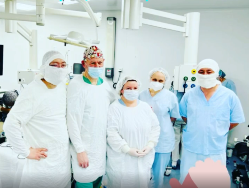Фото В Улан-Удэ профессор Юрий Козлов успешно провел операцию новорожденному малышу