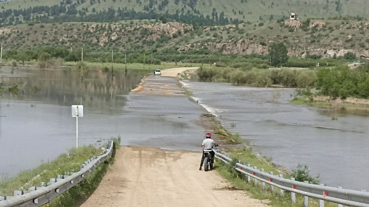Фото В Кяхтинском районе Бурятии произошел перелив через дорожное полотно