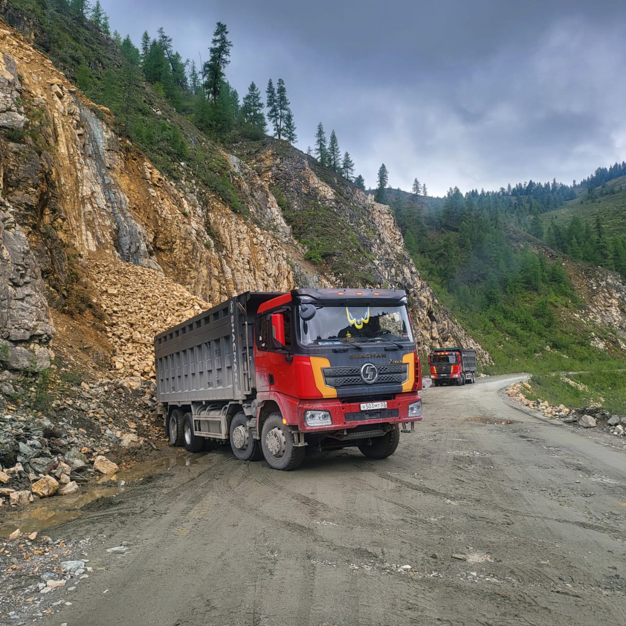Фото В Окинском районе Бурятии устранили размывы на региональной дороге после подтопления