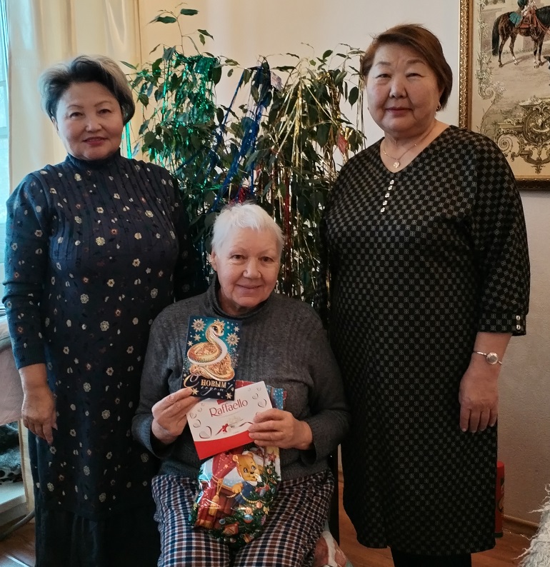 Фото К одиноким людям в районе Бурятии пришли с новогодним визитом