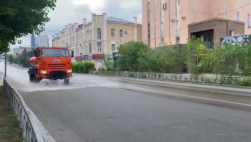 Фото Из-за жары в Улан-Удэ начали поливать дороги