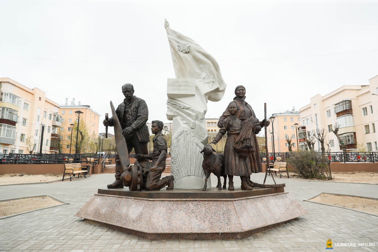 Фото На пл. Славы в г. Улан-Удэ установили памятник труженикам тыла и детям войны