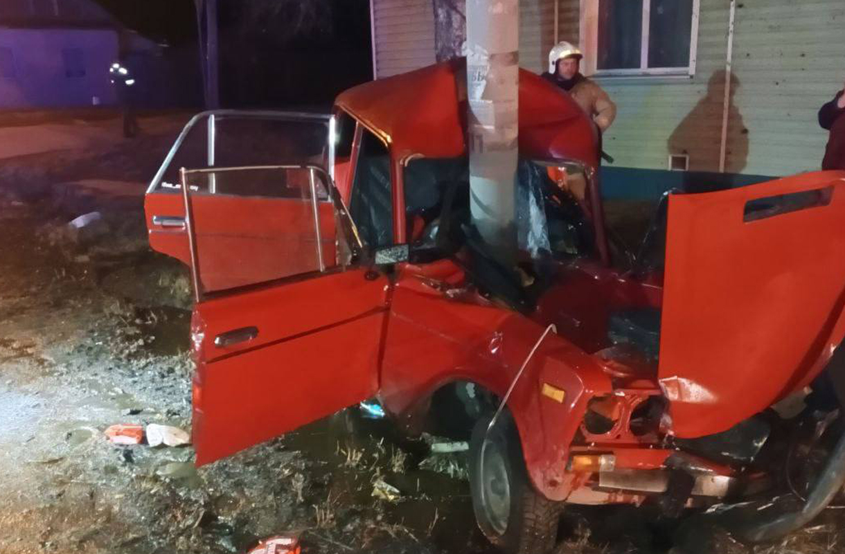 Фото «Бесправный» водитель на большой скорости въехал в бетонный столб 