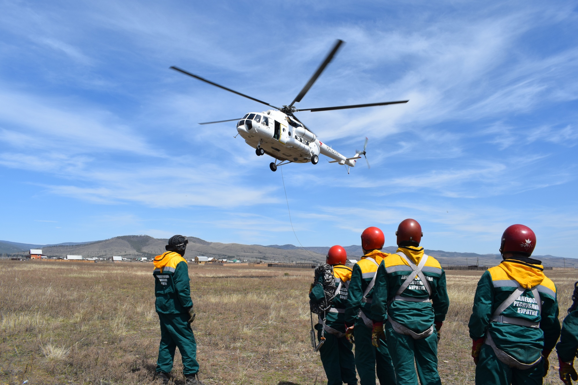 Фото Лесники Бурятии учатся десантироваться из вертолета для тушения пожаров