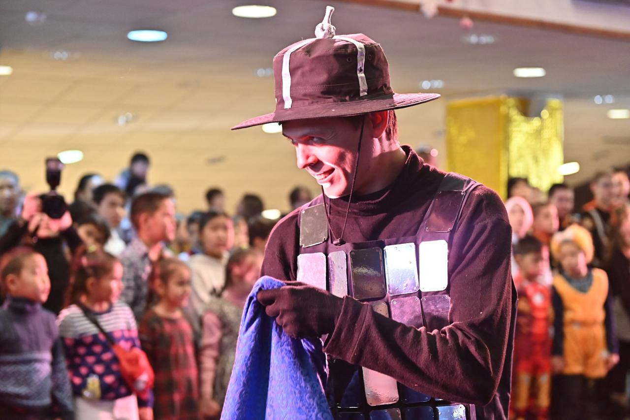 Фото В Бурятии 500 детей пригласили на благотворительный новогодний спектакль