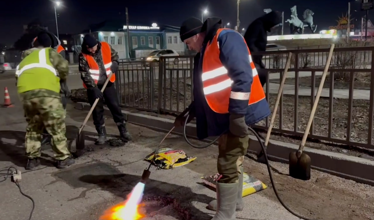 Фото На 17 улан-удэнских улицах залатали дефекты на дорогах