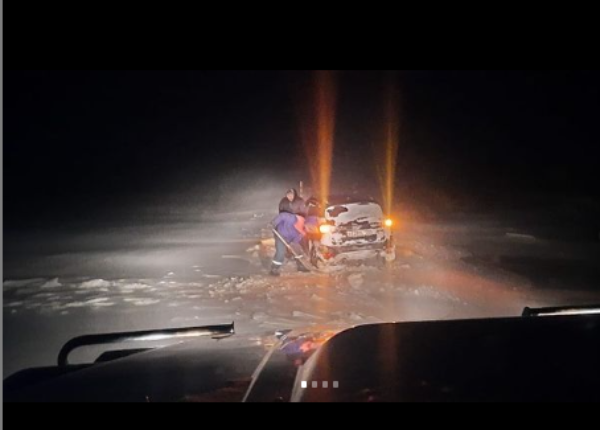Фото Спасатели оказали помощь людям, попавшим в ночную метель на Байкале