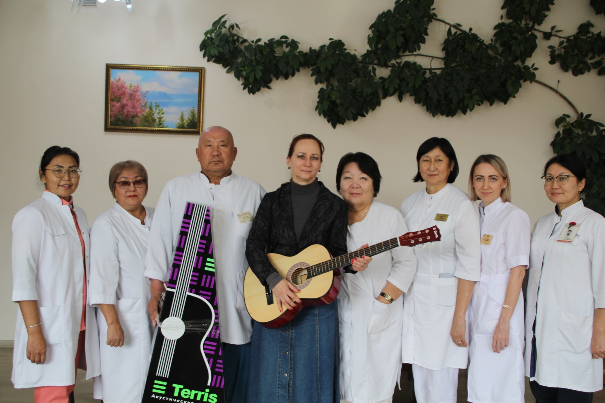 Фото «Гитара для госпиталя» поступила в республиканский клинический госпиталь Бурятии 