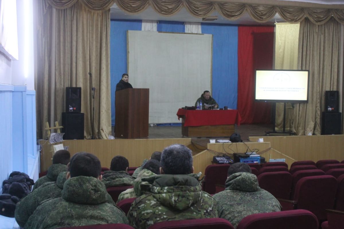 Фото В Улан-Удэ священник обсудил с военнослужащими вопросы нравственной деградации человечества