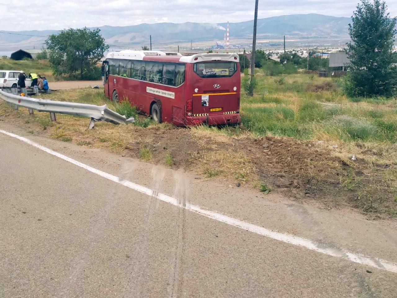 Фото В Бурятии в кювет слетел автобус с пассажирами