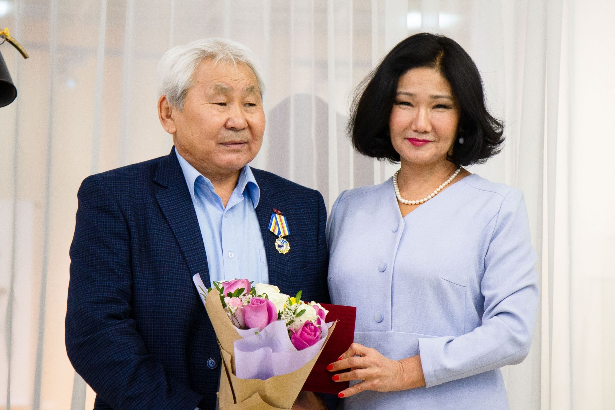 Фото В Улан-Удэ мастер резьбы по кости получил медаль за заслуги перед Бурятией