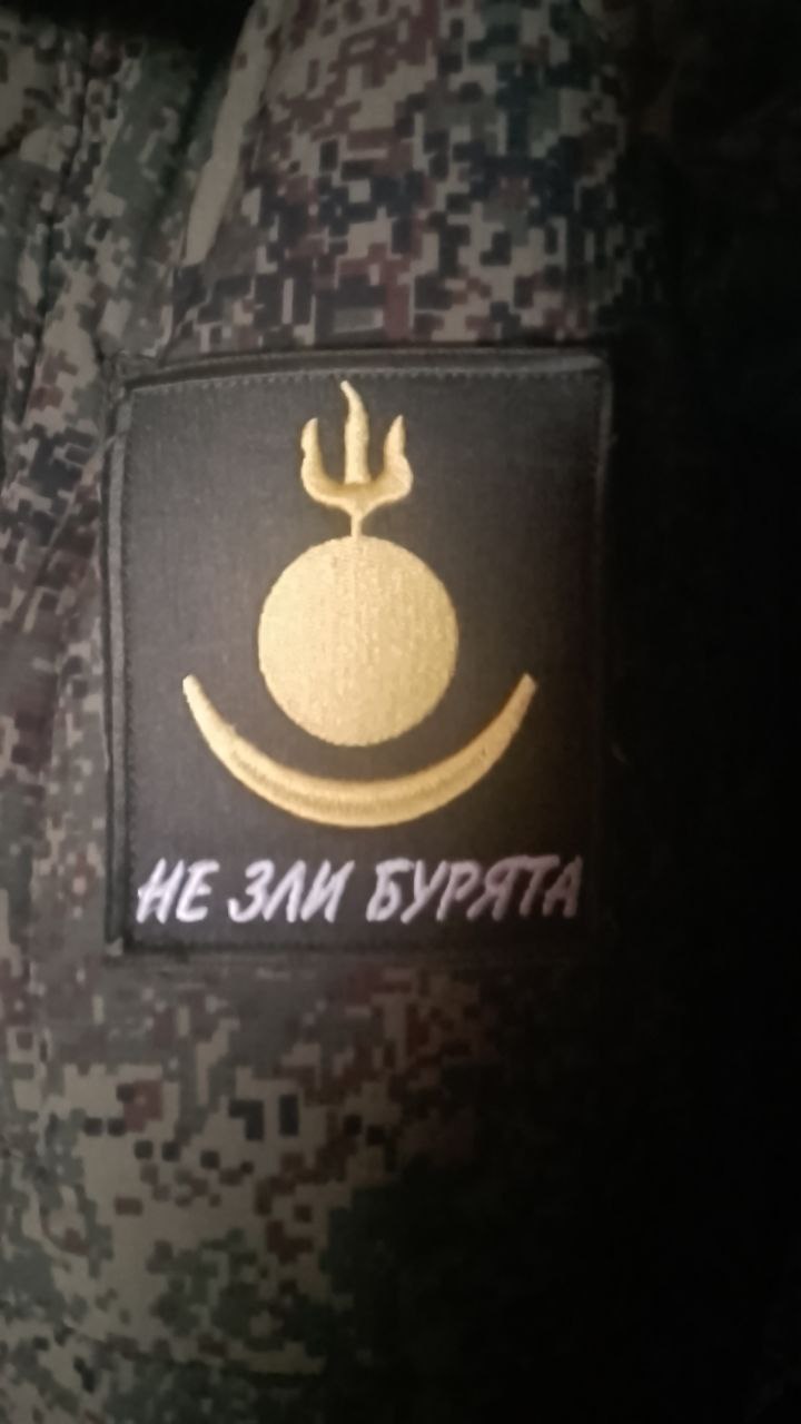 Фото Кижингинские бойцы из Бурятии установили флаг над Великой Новоселкой