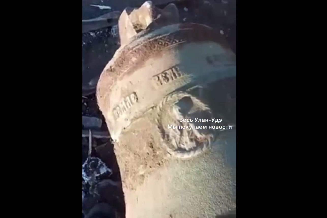 Фото В центре Улан-Удэ строители нашли под землей старинный колокол