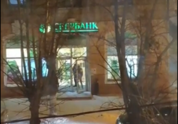 Подростки Улан-Удэ «переселились» из торговых центров в отделения банкоматов Сбера (ВИДЕО)