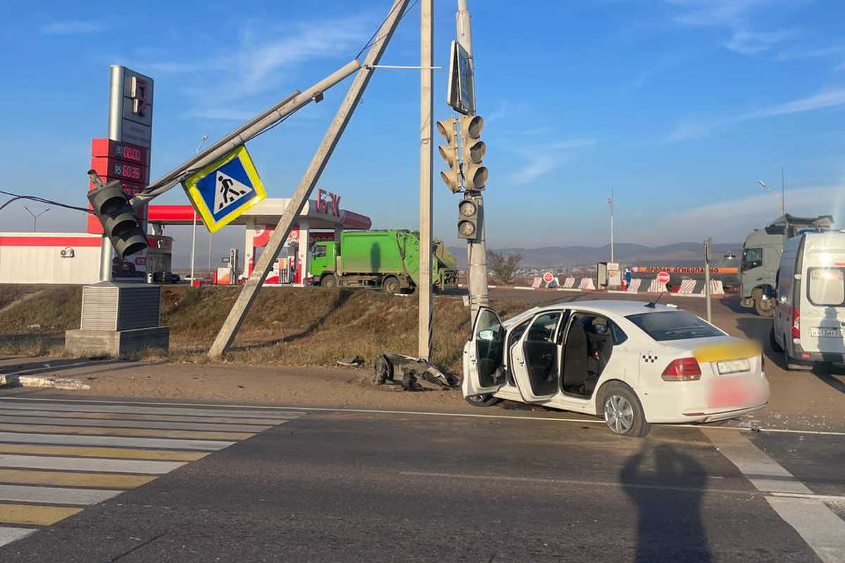 Фото В Улан-Удэ такси налетело на светофор, пострадали три человека