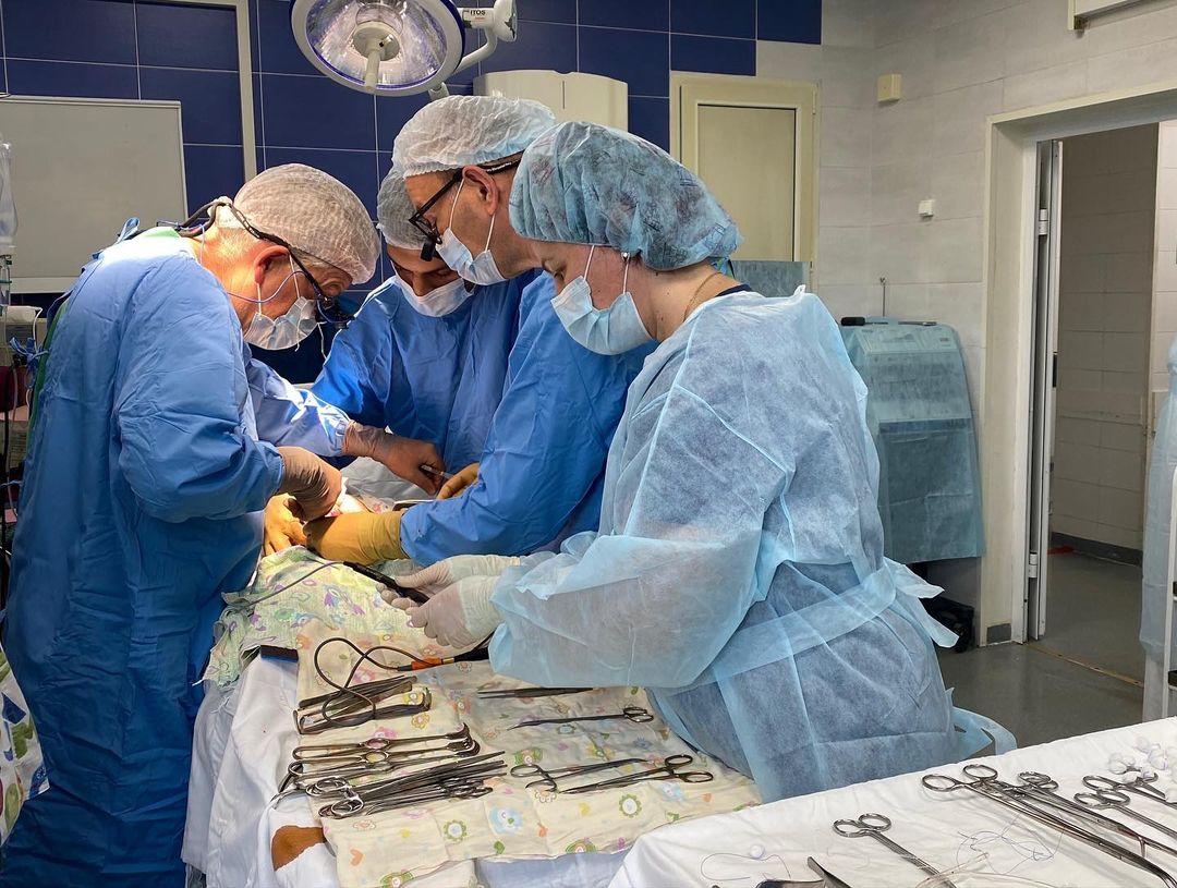 Фото Московский профессор провел уникальную операцию малышу из Бурятии (ФОТО)