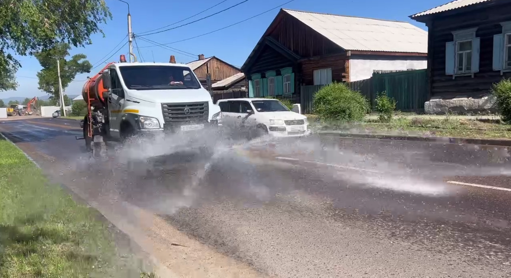 Фото В Улан-Удэ в жару поливают центральные улицы города