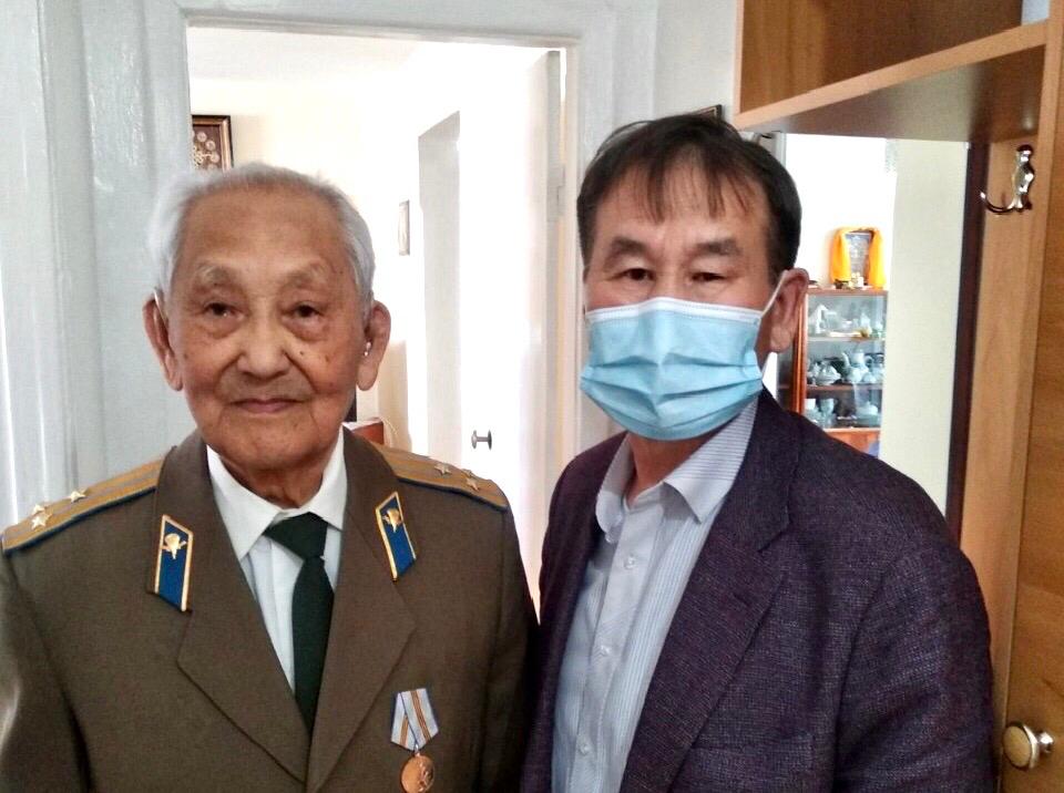 Фото В Улан-Удэ ветеранам Великой Отечественной войны вручили юбилейные медали