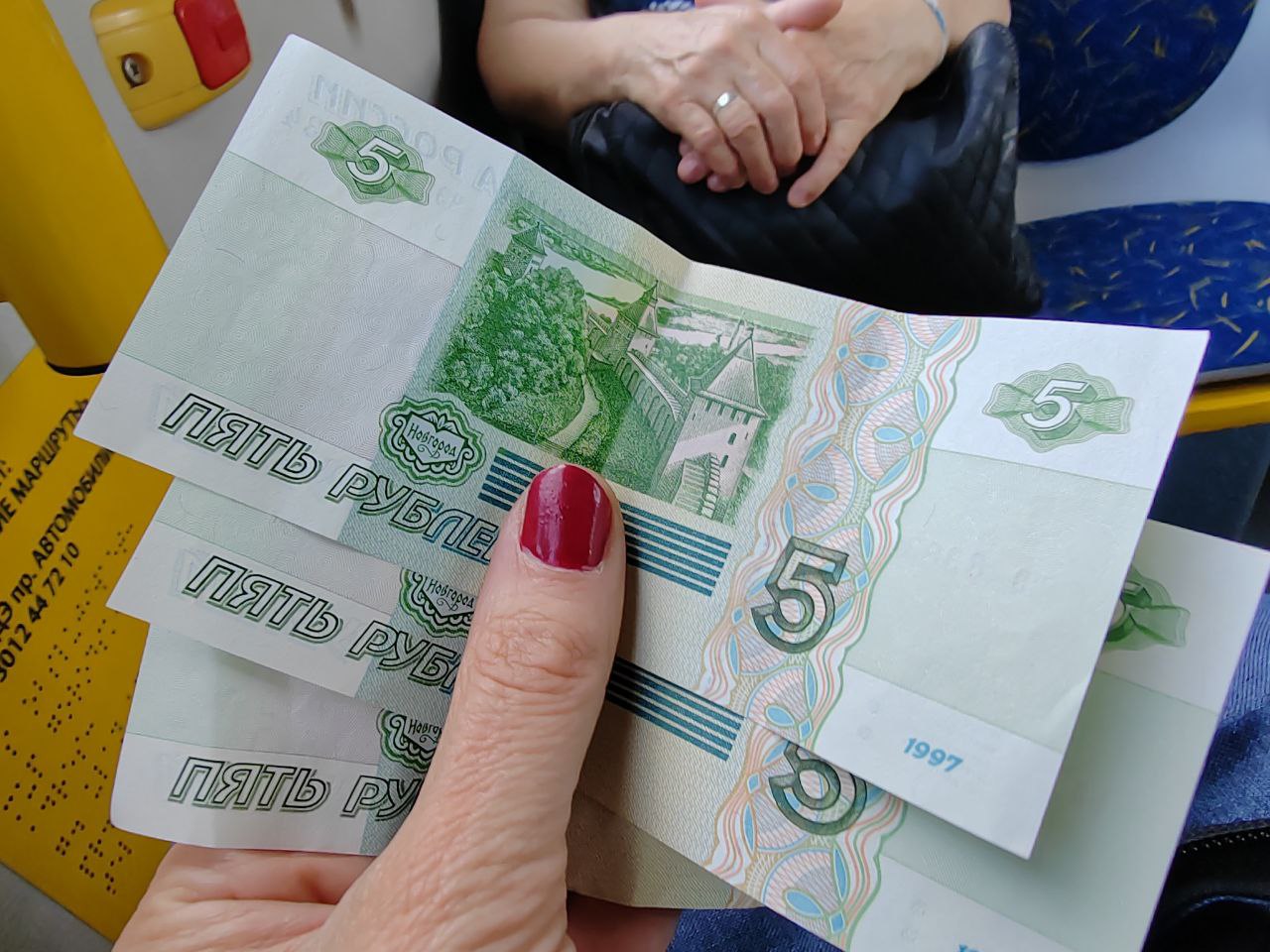 Фото Жители Бурятии неоднозначно отнеслись к бумажным деньгам в 5 и 10 рублей