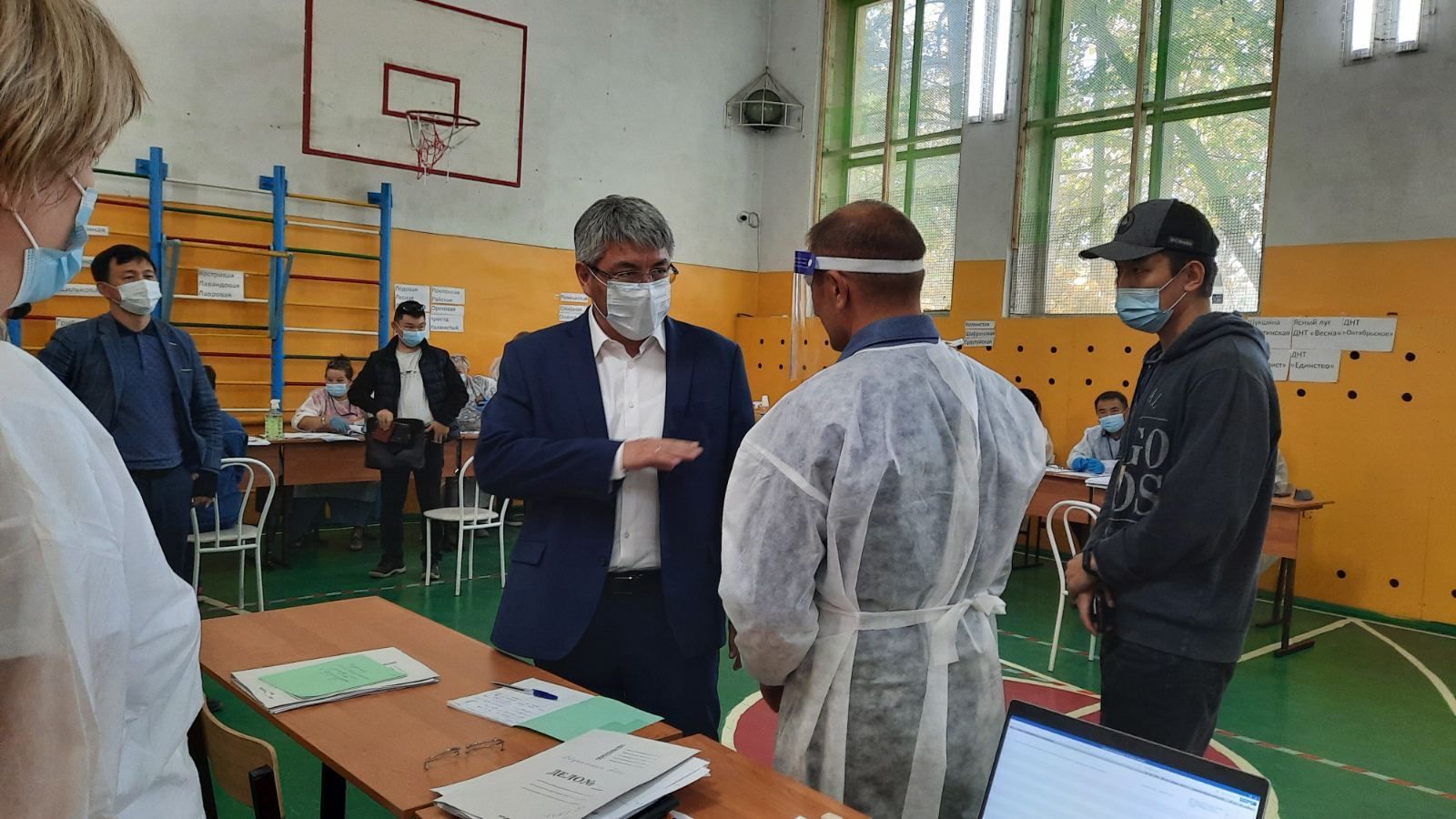 Фото Глава Бурятии посетил избирательный участок  в отдаленном микрорайоне Улан-Удэ