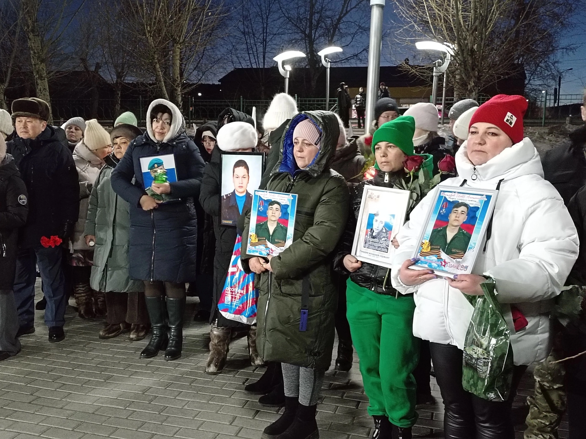 Фото В районе Бурятии у бюста Героя России Дмитрия Фаршинева прошла патриотическая акция