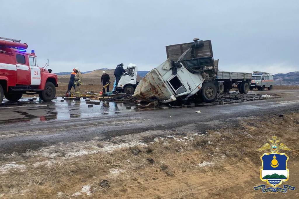 Фото На федеральной трассе в Бурятии произошла авария с тремя грузовиками