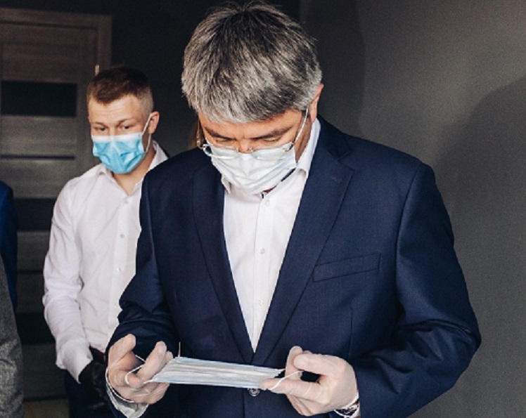 Фото "Главное здоровье, а не спектакли" - Цыденова раскритиковали за видео с маской